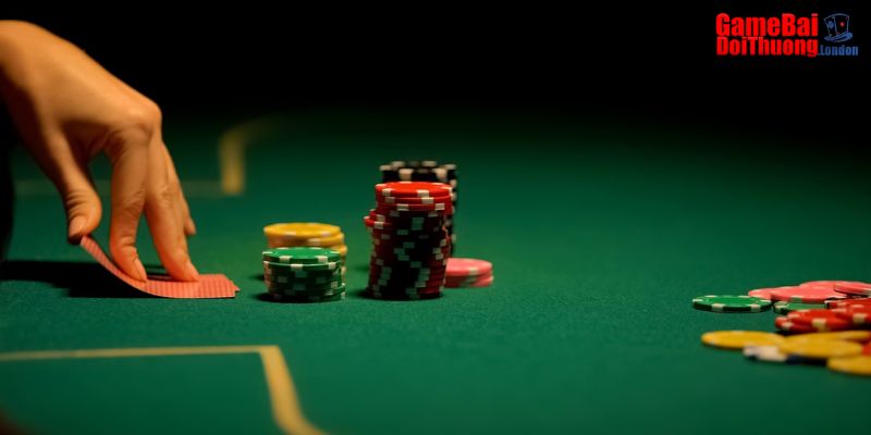 Bluff là hành động raise/bet của một người khi muốn đối thủ bỏ bài