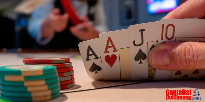 Cách chơi của biến thể Poker Omaha giúp người chơi dễ tạo bộ bài mạnh