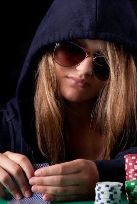 Continuation bet vs semi bluff : Công cụ kiểm soát pot trong poker