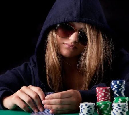 Continuation bet vs semi bluff : Công cụ kiểm soát pot trong poker