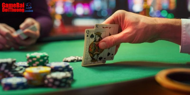 C-bet là hành động bet sau flop, khi bạn là người raise trước trước