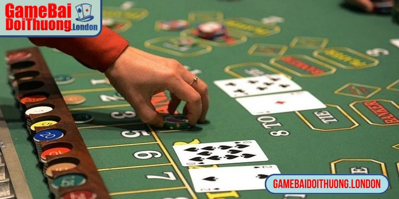 Luật rút lá thứ ba trong Baccarat đi kèm cùng bảng chuẩn